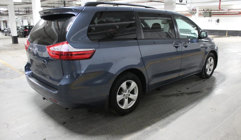 
								Toyota Sienne SE 2017 full									